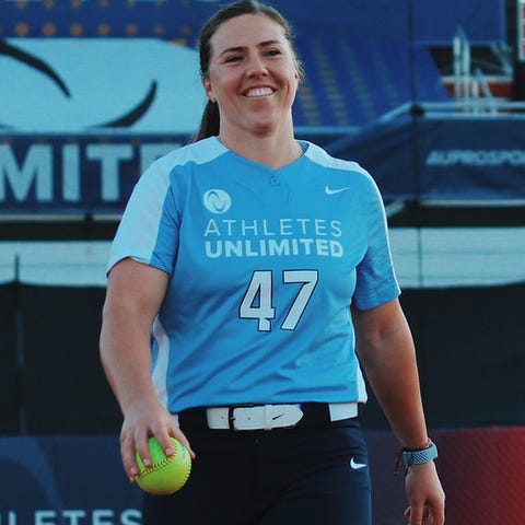 Athletes Unlimited catcher Amanda Chidester prepar