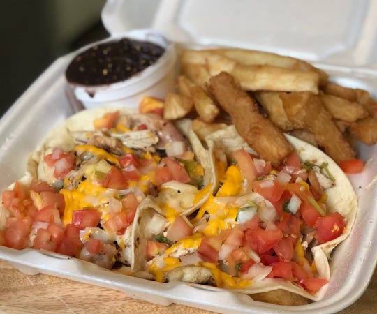 Tacos de pollo asado, frijoles negros y yuca frita de Campestre Chicken, que abrió en junio en Lincoln Park.