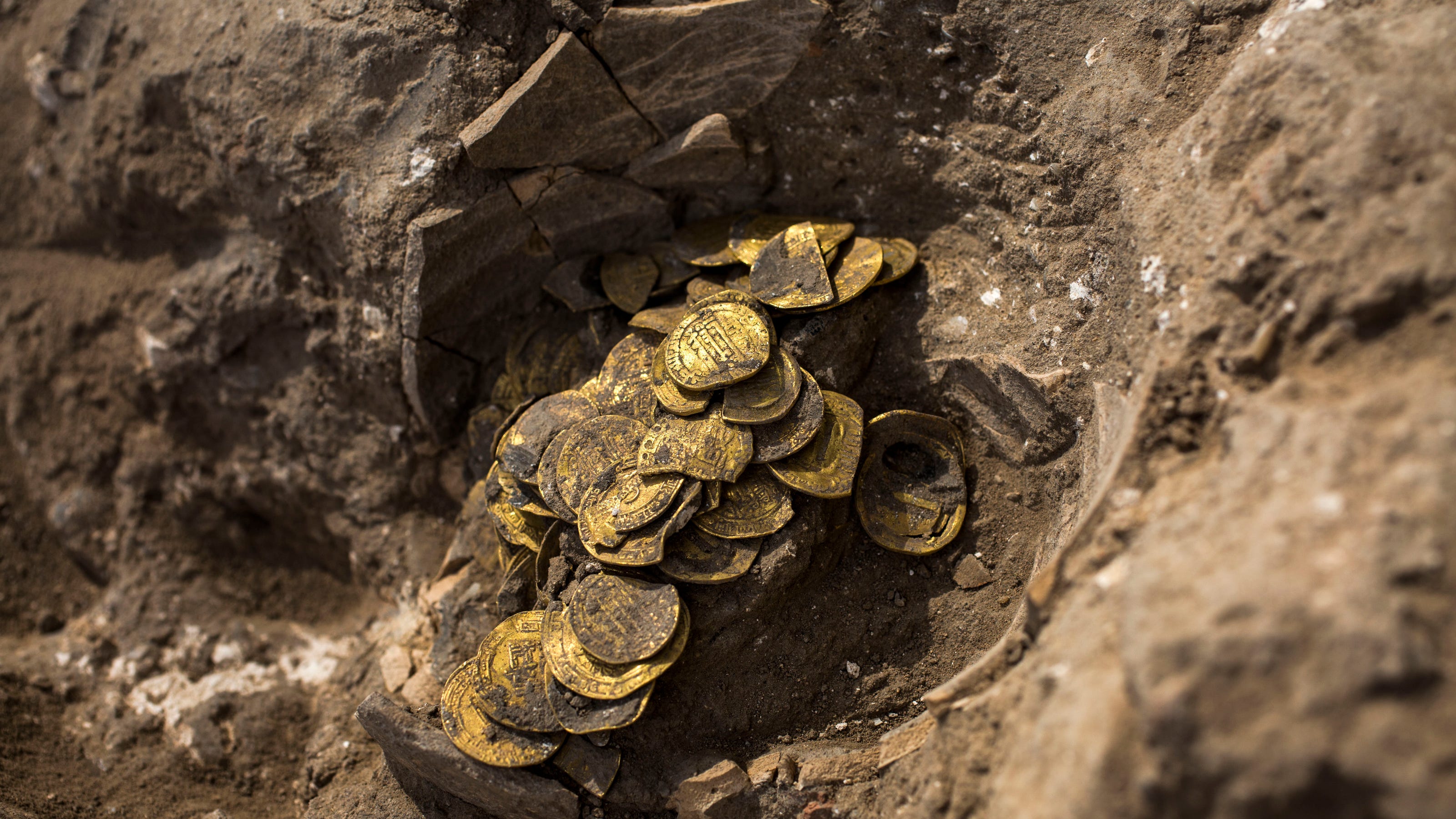 Археологи кладах. Раскопки монет. Золотые монеты раскопки. Находки с раскопок монеты.