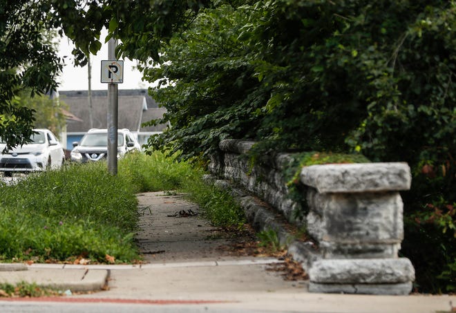 Fortau forblir tomme og vokst over Fall Creek Parkway og College Avenue i Indianapolis, tirsdag 20. august 2020.