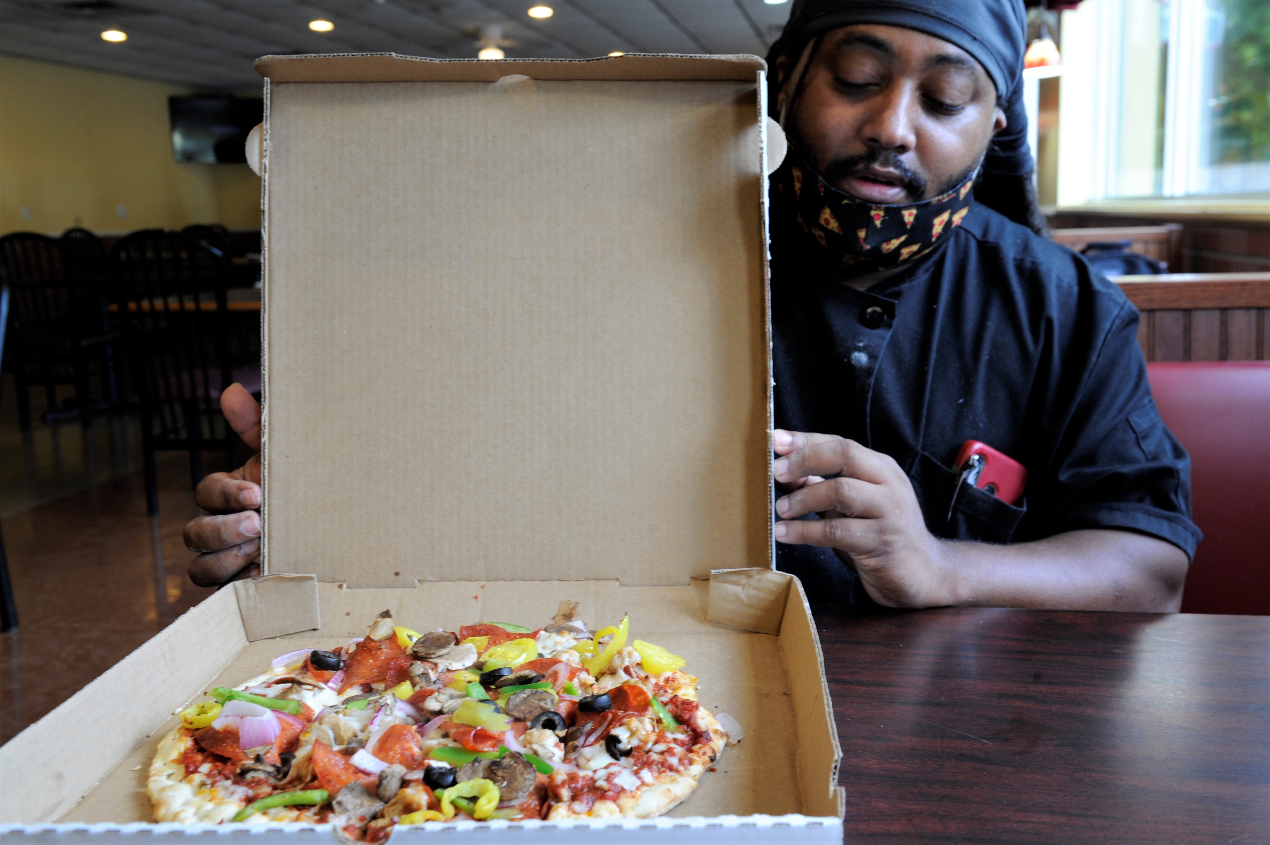 Dontae's Highland Pizza Parlor opens on Evansville's North Side