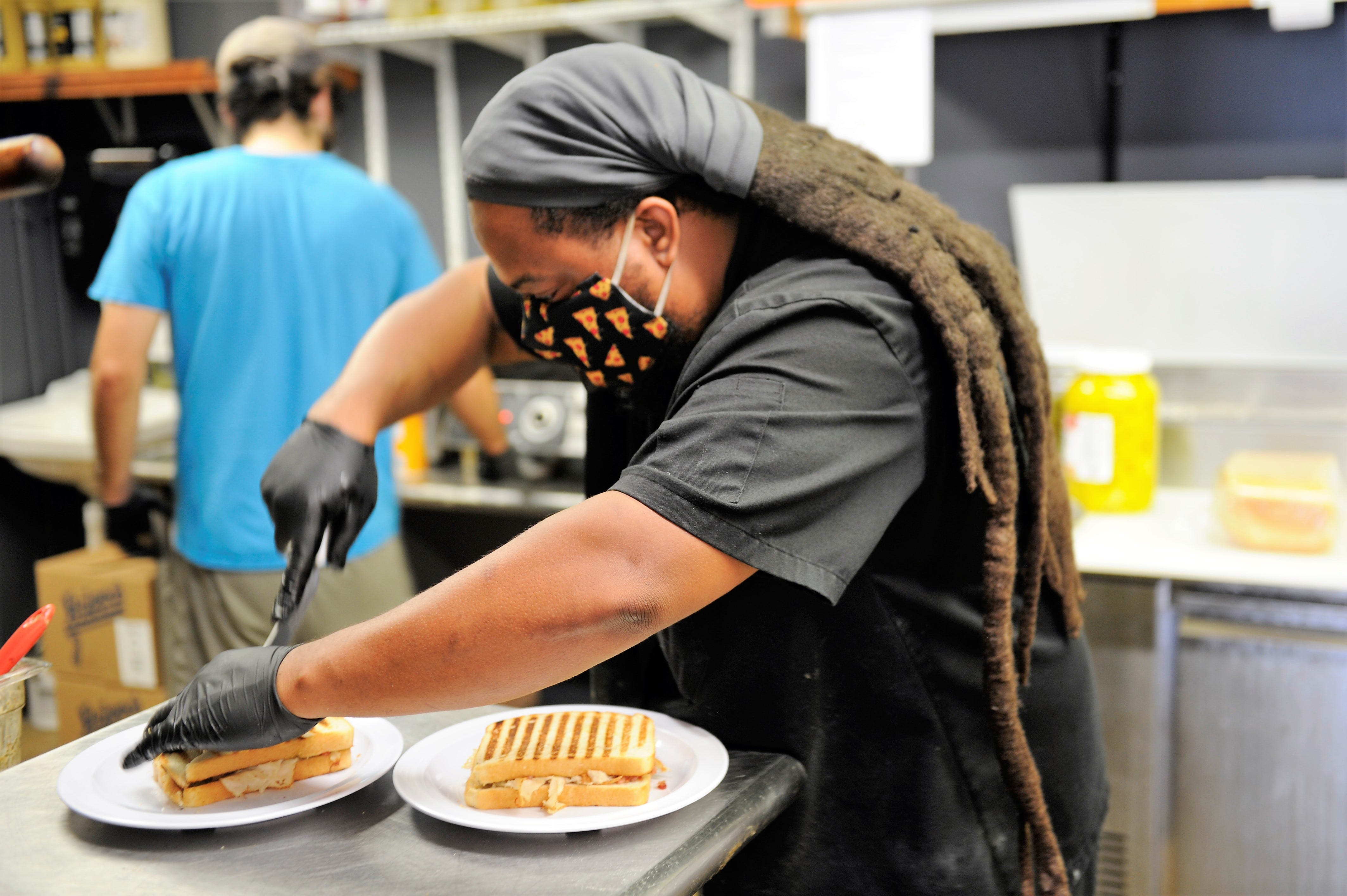 Dontae's Highland Pizza Parlor opens on Evansville's North Side