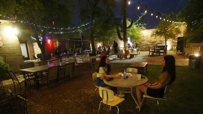 15 Bars Restaurants With Heated Patios In Phoenix Tempe Scottsdale