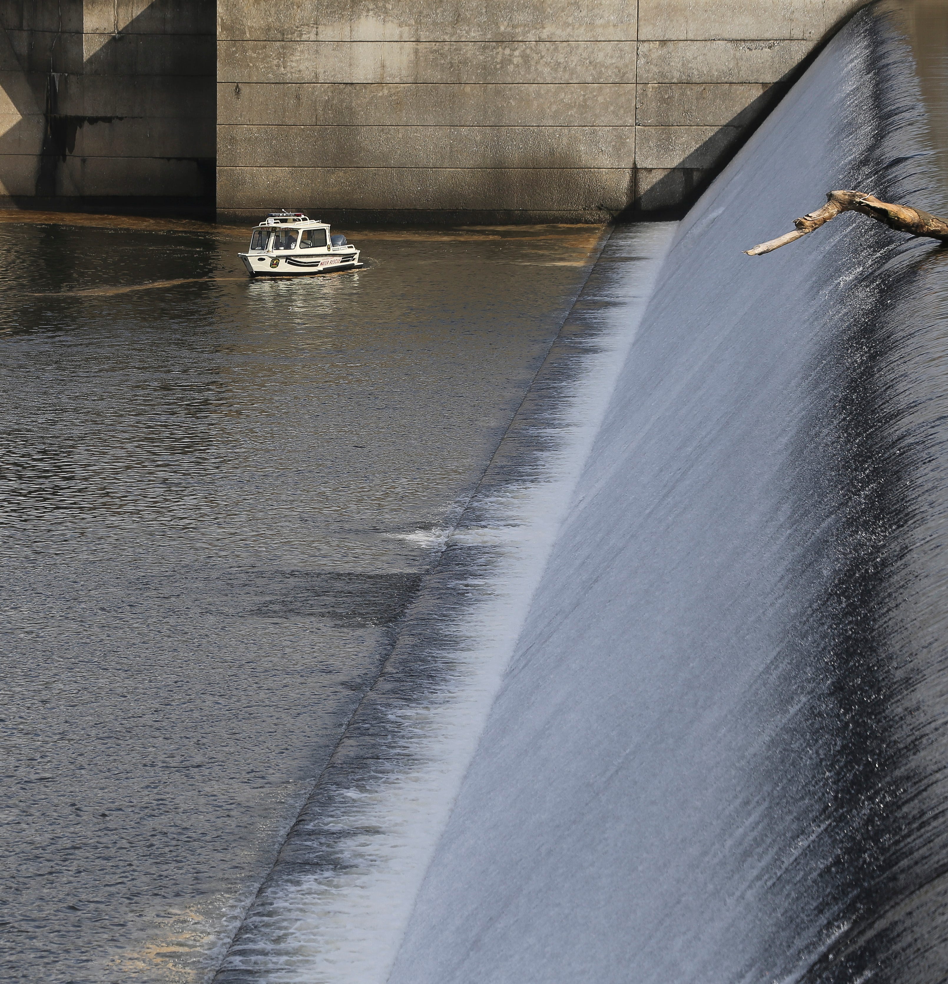 Authorities searching for missing boater on the Black Warrior River