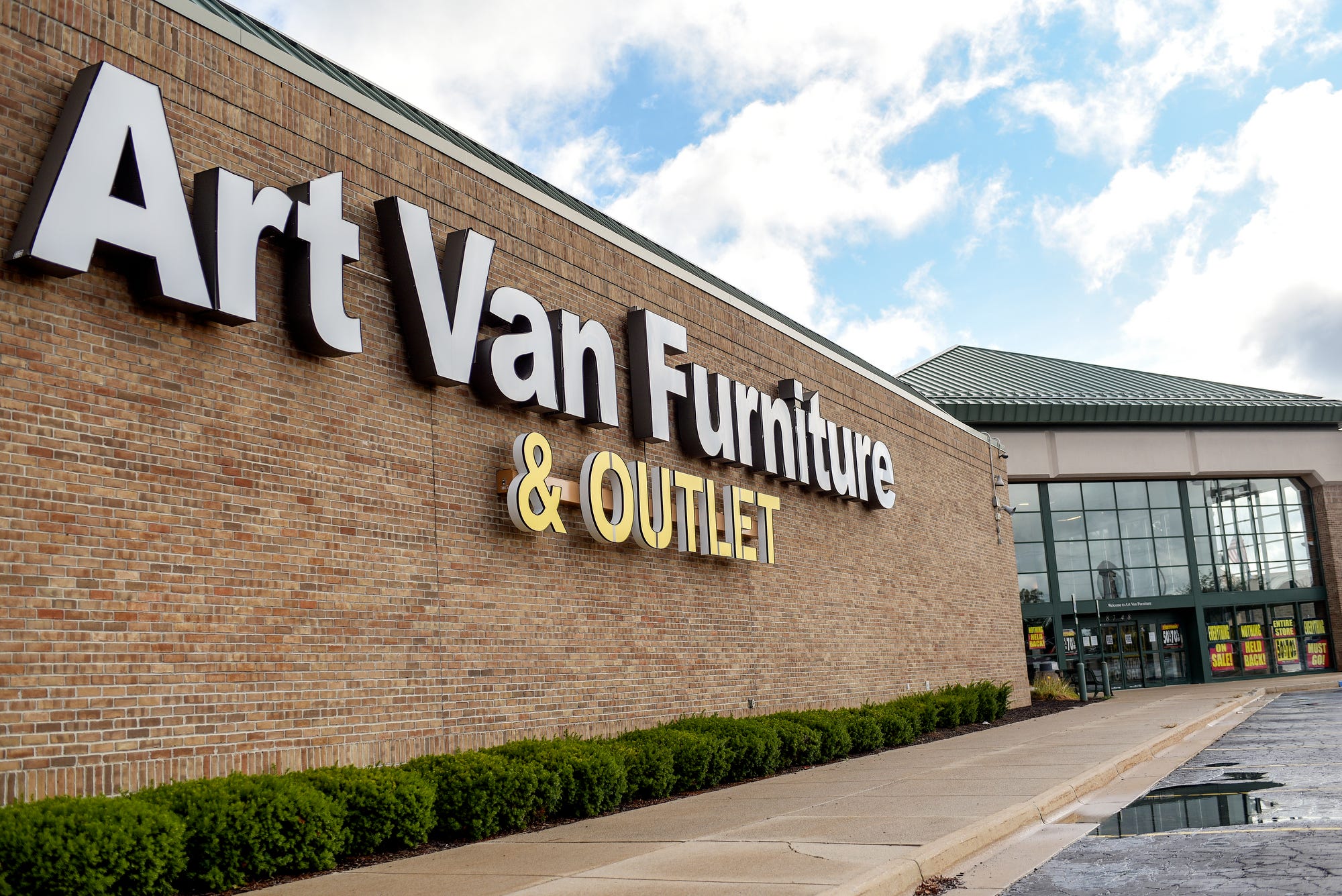 nearest art van furniture store