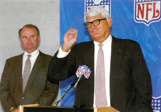 Former Jaguars owner J. Wayne Weaver (left) and late mayor Ed Austin (right) appears at a 1993 news conference during a presentation to make Jacksonville's pitch for an NFL expansion franchise. [Mark Elias/Special to the Times-Union/file]