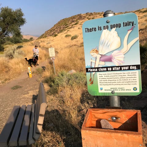 A sign asking people to clean up their dog's poop 