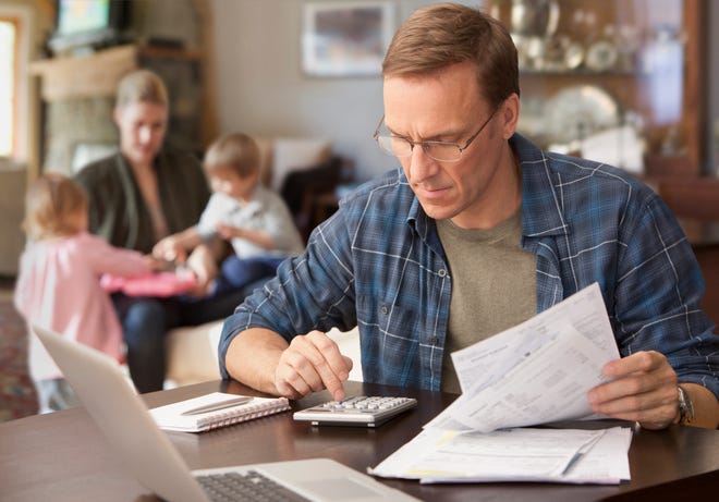 More than one-third of U.S. families that work full time year-round do not earn enough to cover a basic family budget, according to a recent report from researchers at Brandeis University’s diversitydatakids.org program at the Institute for Child, Youth and Family Policy.