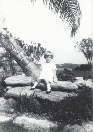 Una niña sentada en la orilla oeste del río Halifax en Riverfront Park en Daytona Beach fue fotografiada en 1936. La niña era miembro de la familia Decker, propietaria del Oaks Hotel en la esquina de Ridgewood Street y Bay Street.