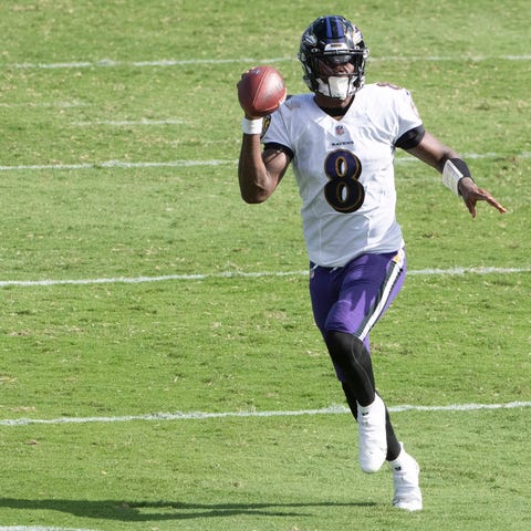 Baltimore Ravens quarterback Lamar Jackson (8) loo