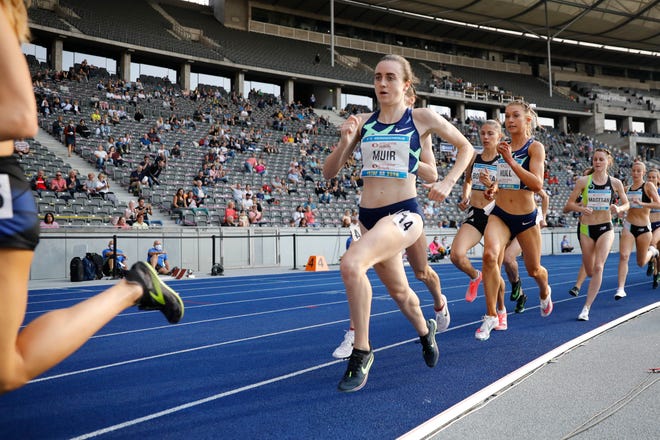 Former Oregon star Jessica Hull, right, attempts to chase down eventual winner Laura Muir of Great Britain in the 1,500 meters during the ISTAF Athletics meet in Berlin on Sunday. Hull set the Australian national record in the race.