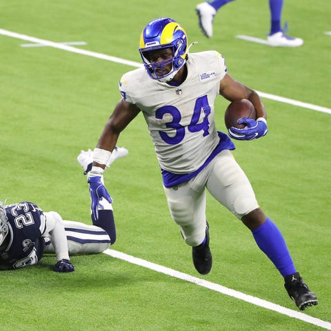 Malcolm Brown #34 of the Los Angeles Rams rushes f