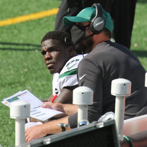 Frank Gore of the Jets on the sidelines with head 