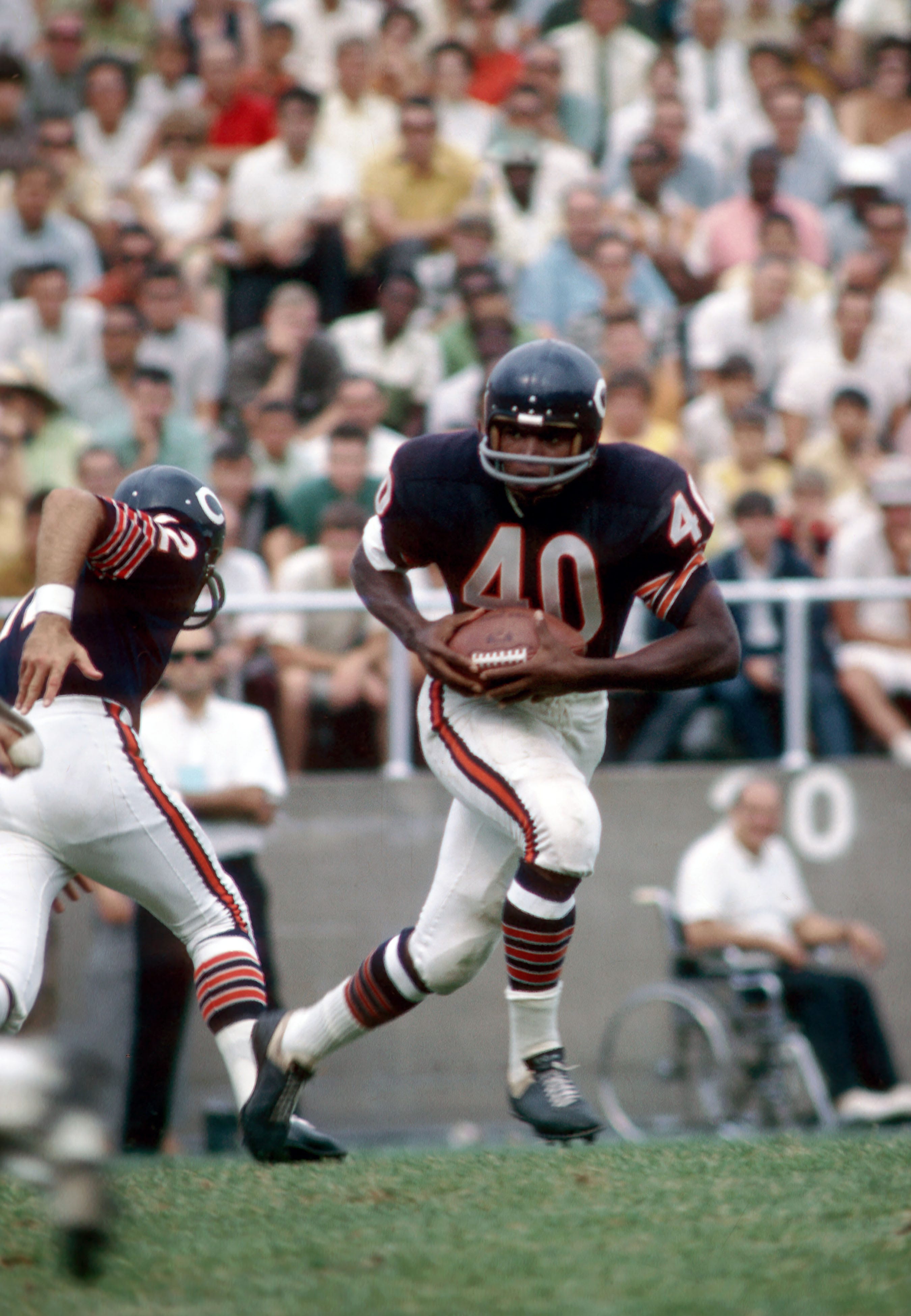 AWESOME YOUNG HALL OF FAME GREAT GALE SAYERS BEARS 8X10 PHOTO B 