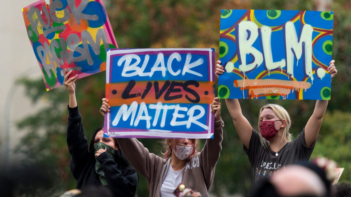Breonna Taylor decision Protesters take to the streets in Louisville
