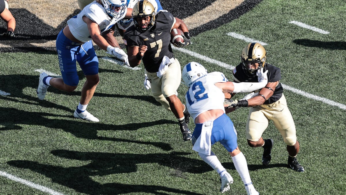 Army quarterback Jemel Jones carries the ball as Middle Tennessee defenders attempt to make a tackle during their game at Michie Stadium.