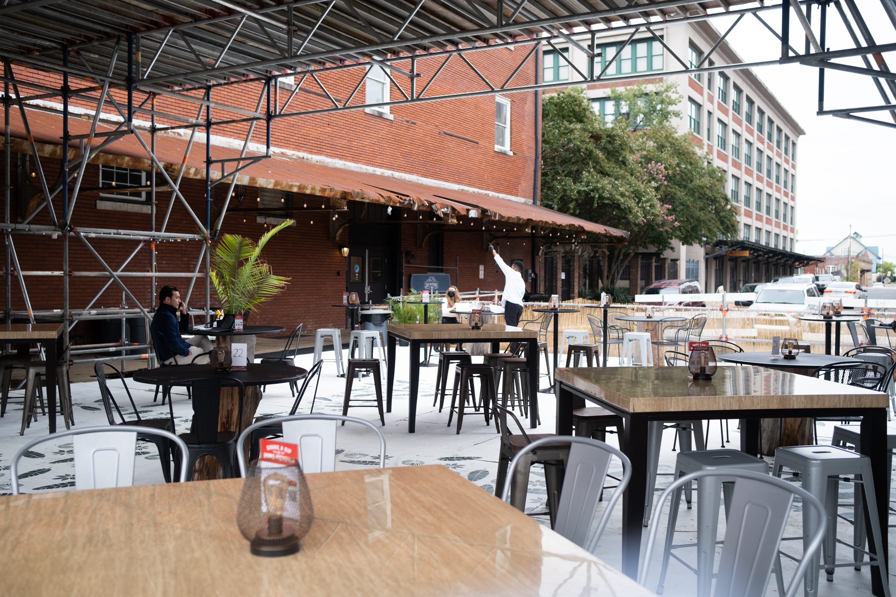 Downtown Memphis Huling Station outdoor dining room opens