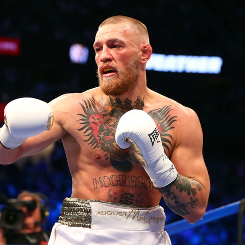 Conor McGregor fights aFloyd Mayweather Jr. during