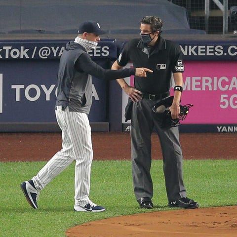 New York Yankees manager Aaron Boone argues with h