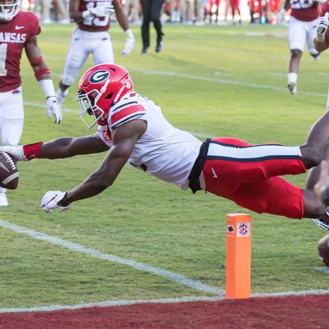 Georgia wide receiver George Pickens (1) dives int