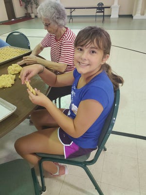 Μικροί και μεγάλοι εθελοντές εργάζονται για να ετοιμάσουν φαγητό για την ετήσια γιορτή Οκτωβρίου της Ελληνικής Ορθόδοξης Εκκλησίας του Αγίου Γεωργίου.  Το φετινό φεστιβάλ διαρκεί από τις 7 Οκτωβρίου έως τις 9 Οκτωβρίου.