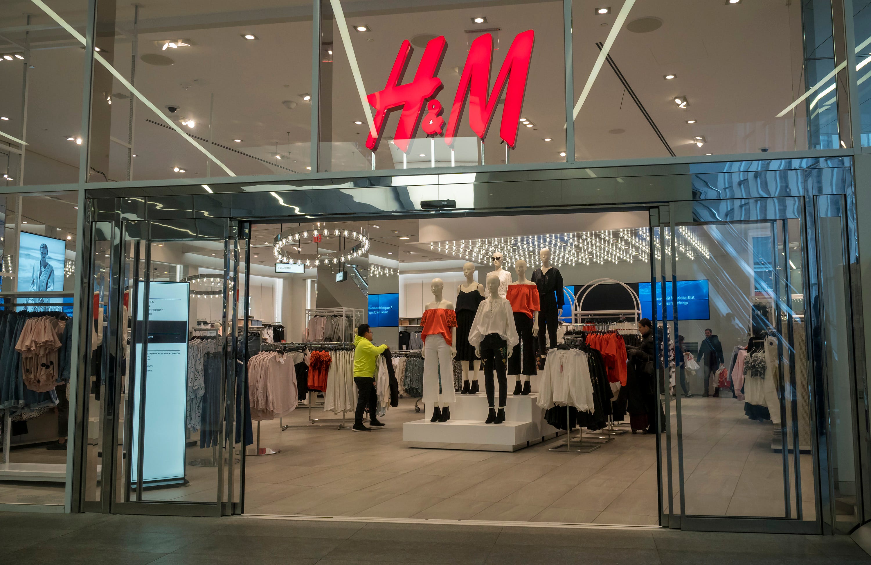 H&m mid valley floor