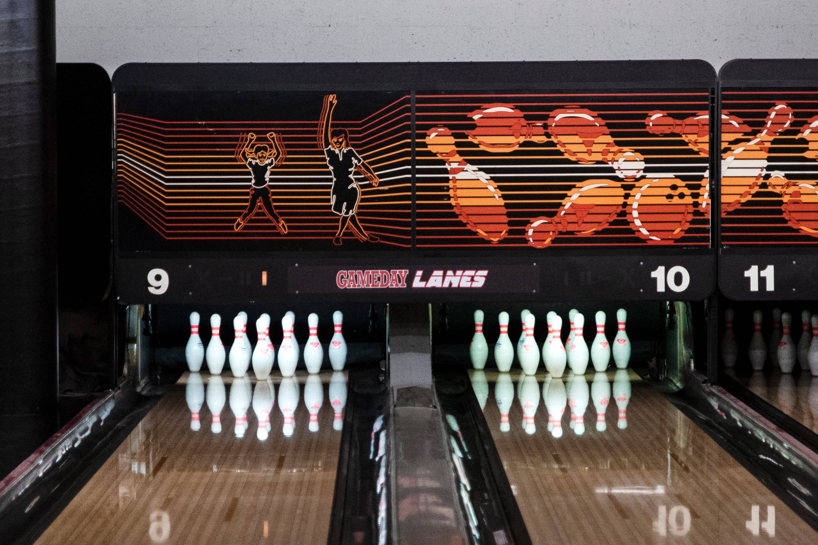 Merle Hay Mall bowling alley joins GameDay arcade and sports bar
