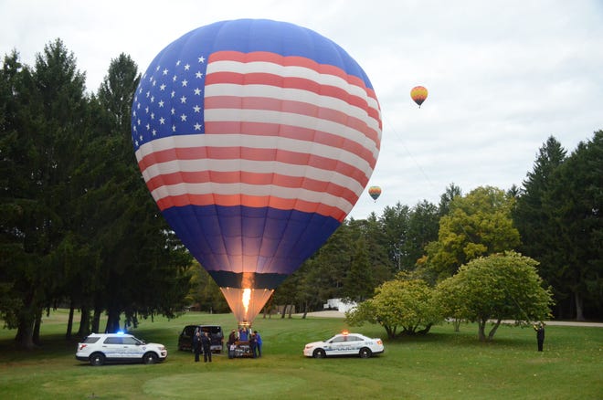 Hot air balloons fly in Battle Creek to thank front-line workers Hot air balloons fly in Battle Creek to thank front-line workers