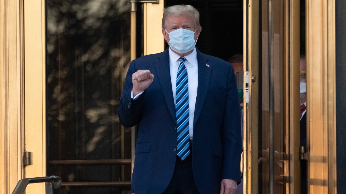 President Donald Trump walks out of Walter Reed Medical Center in Bethesda, Maryland before heading to Marine One on October 5, 2020, to return to the White House after being discharged. - Trump announced he would be "back on the campaign trail soon", just before returning to the White House from a hospital where he was being treated for COVID-19.
