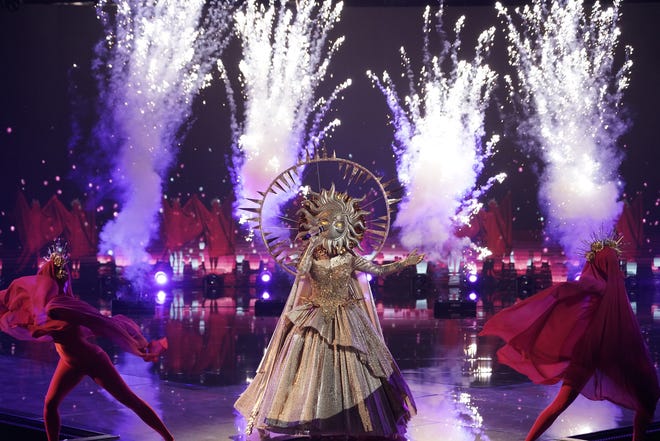 The Masked Singer Brian Austin Green Shocks Robin Thicke As Giraffe