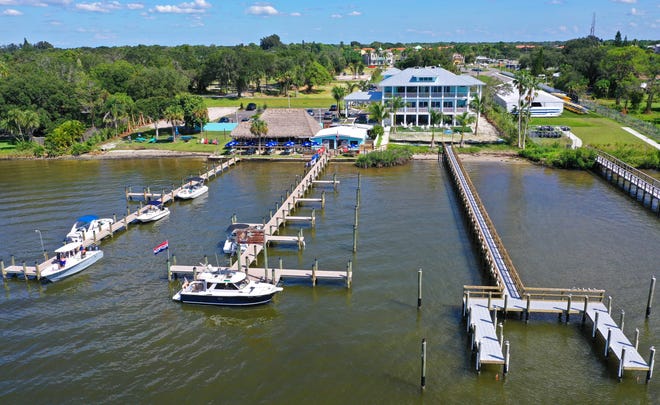 El restaurante Waterfront y el bar The Point, a la derecha, están en Evie's en Spanish Point, que también tiene un bar y restaurante tiki separado, a la izquierda, que abrió a principios de este año.
