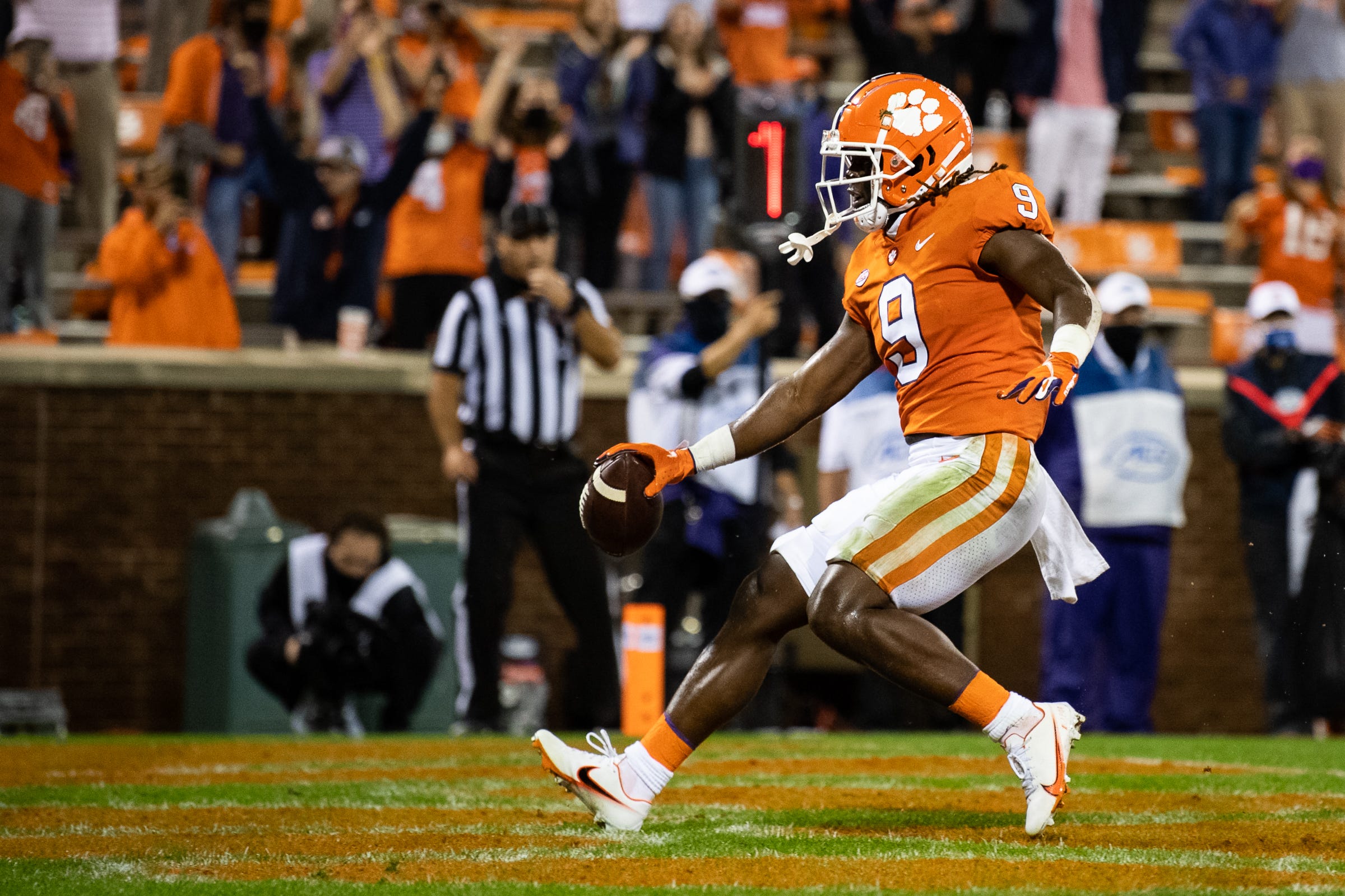Clemson football's Travis Etienne sets NCAA touchdown record