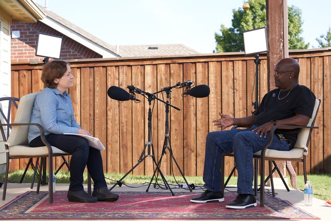 Madeleine Baran, presentadora y reportera principal del podcast In the Dark de American Public Media, se sienta para una entrevista con Curtis Flowers el viernes 2 de octubre de 2020.