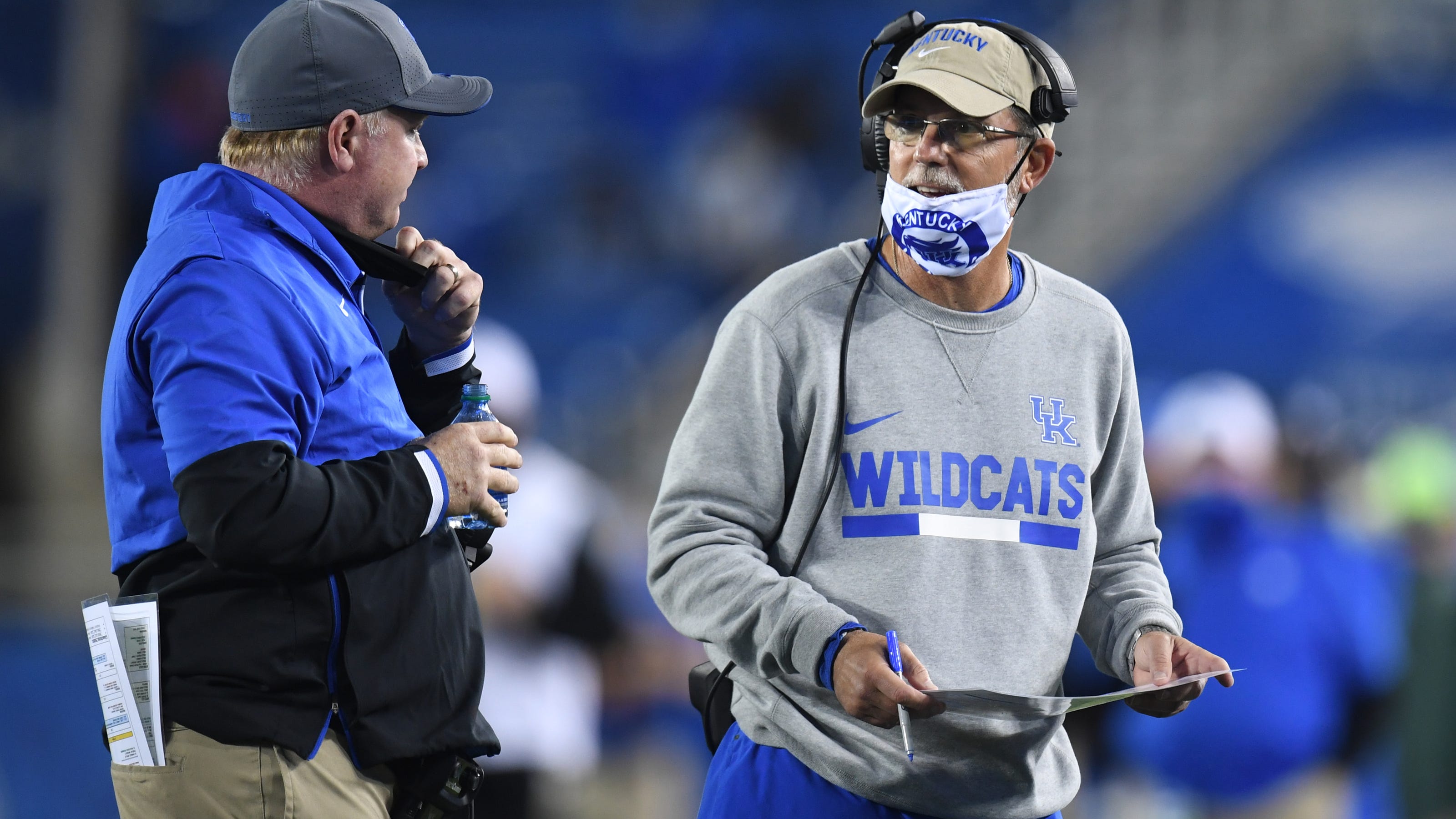 kentucky-football-mark-stoops-to-evaluate-offense-after-finale