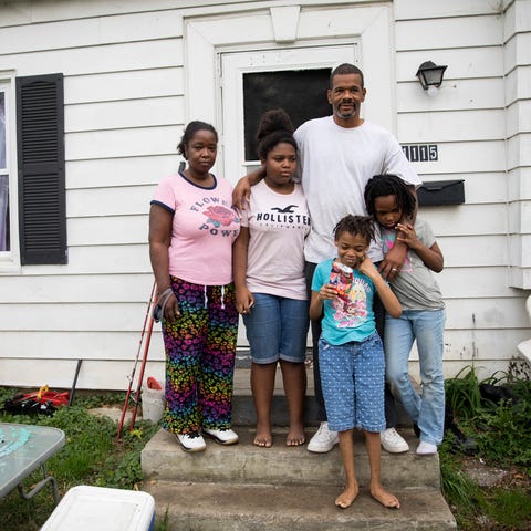 Kaneadsha Jones and her family stand outside of th