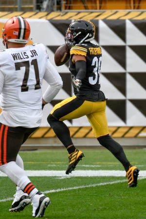 Pittsburgh Steelers free safety Minka Fitzpatrick, 39, made his way to the end zone to touchdown Cleveland Browns offensive tackle Jedrick Wills, 71, after intercepting a pass from Baker Mayfield in the first half of an NFL football game. To do.  , in Pittsburgh.  (AP Photo/Don Wright)