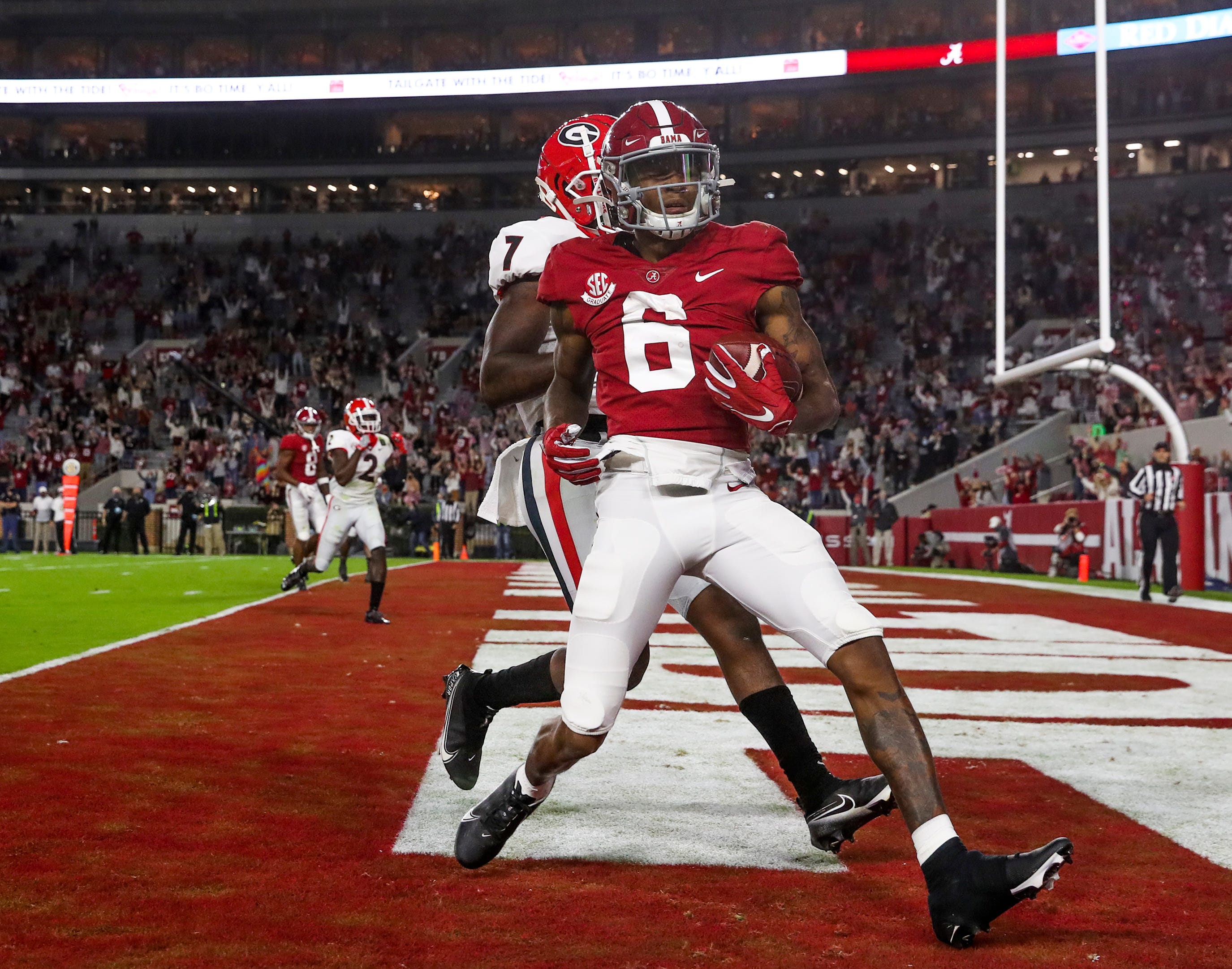 Smith moves up NCAA career receiving touchdowns list