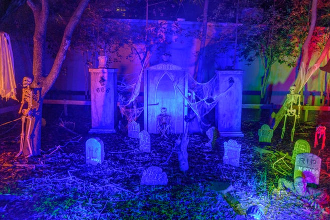 Una vista de una atracción del cementerio en el zoológico de Memphis durante el evento Zoo Boo el sábado 17 de octubre de 2020.