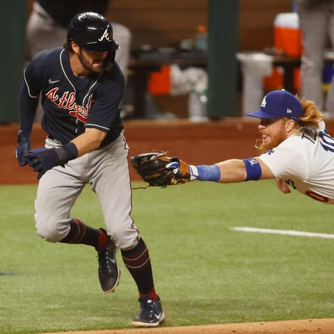 Justin Turner dives to tag Dansby Swanson.