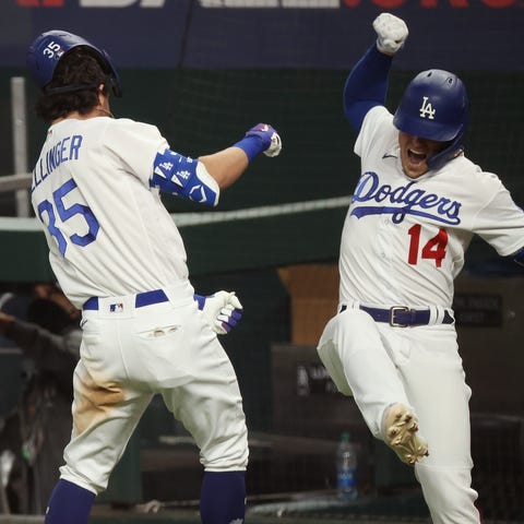 Bellinger celebrates his go-ahead home run with Ki