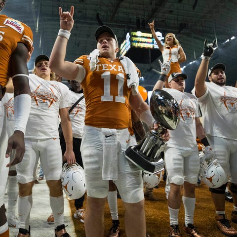 Texas quarterback Sam Ehlinger and teammates durin