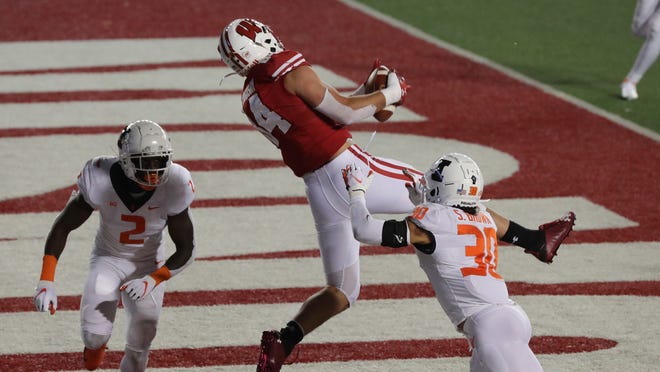 Wisconsin 45 Illinois 7 Graham Mertz Stellar In His First Start