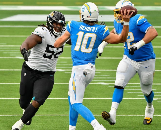 Jaguars rookie defensive tackle DaVon Hamilton closes in on Chargers quarterback Justin Herbert.