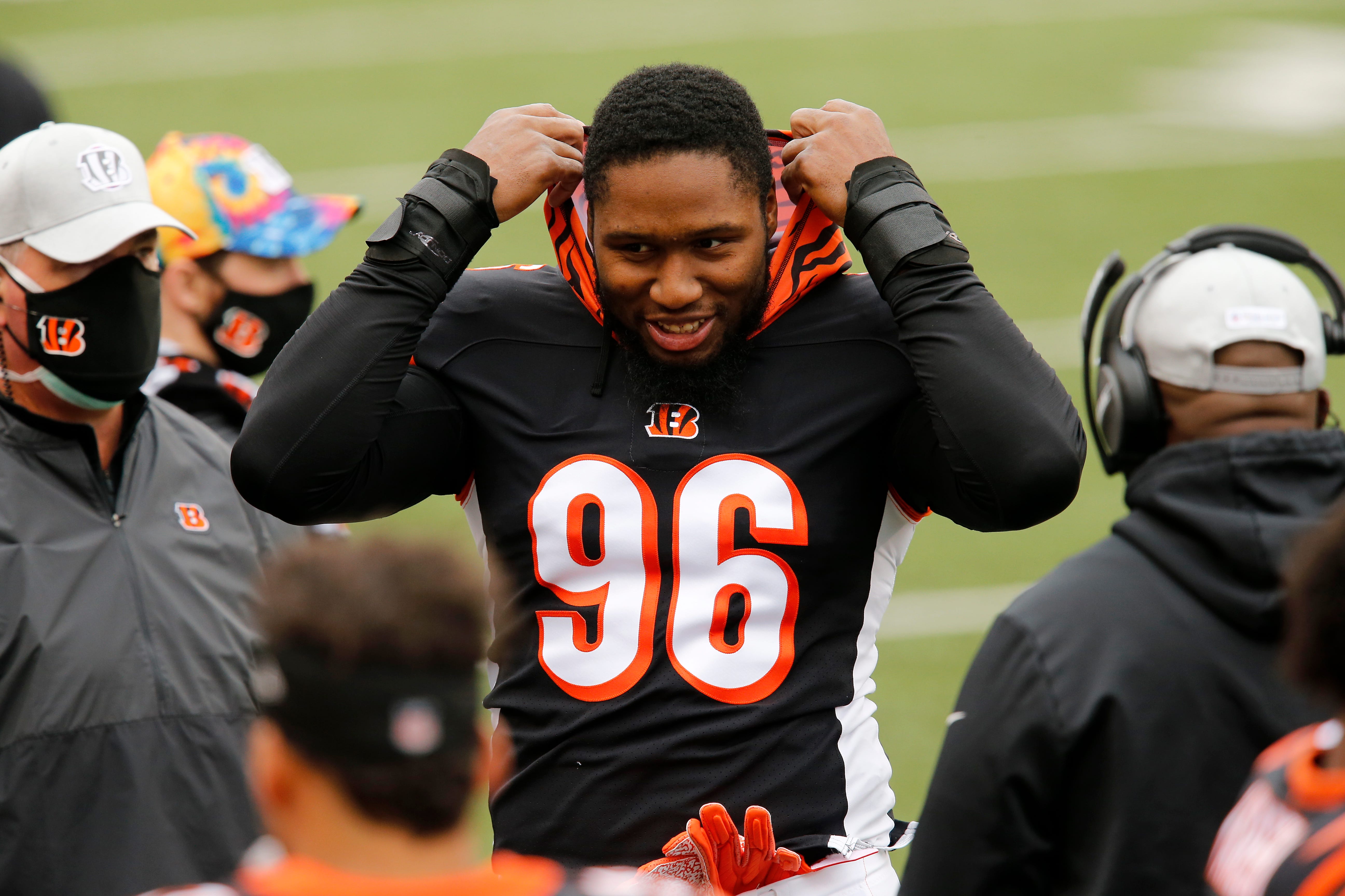Cincinnati Bengals tell DE Carlos Dunlap to stay home as the team tries to trade him, per report