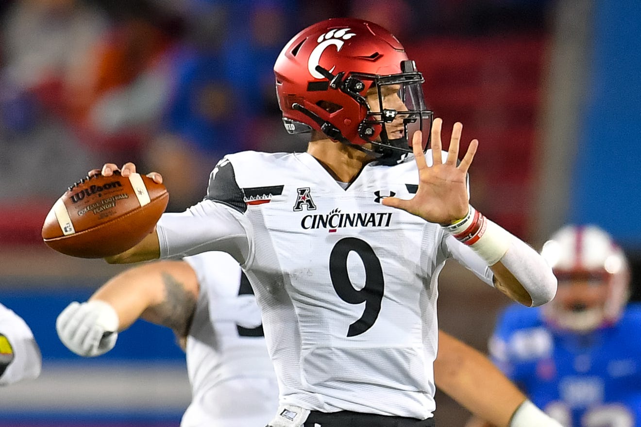 Cincinnati Bearcats quarterback Desmond Ridder (9) passes the ball against Southern Methodist Mustangs during the first half at Gerald J. Ford Stadium on Oct. 24.