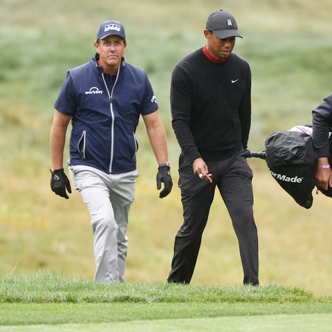 Phil Mickelson and Tiger Woods on the 10th hole du