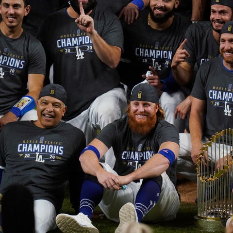 Justin Turner, right, celebrates with Dodgers mana