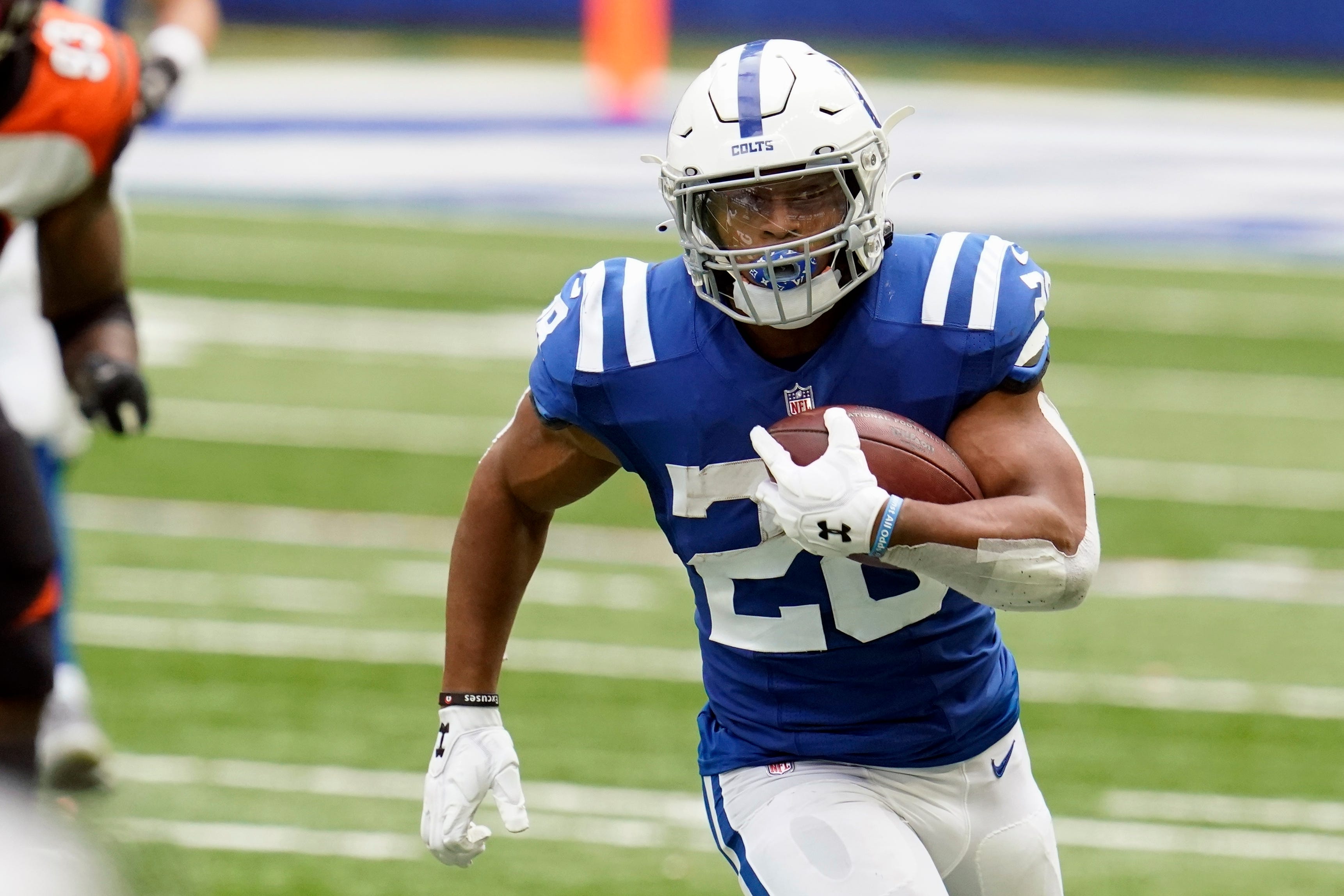 O desempenho de Jonathan Taylor será fundamental para o Colts ter sucesso em uma possível vitória. Rivers seria o maior beneficiado, já que poderia utilizar bastante o playaction  Foto: Michael Conroy/Associeted Press