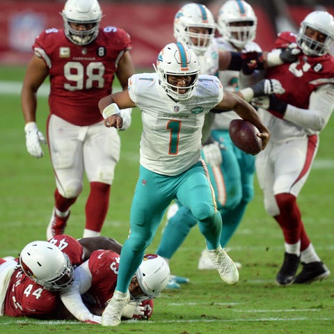Miami Dolphins quarterback Tua Tagovailoa (1) brea