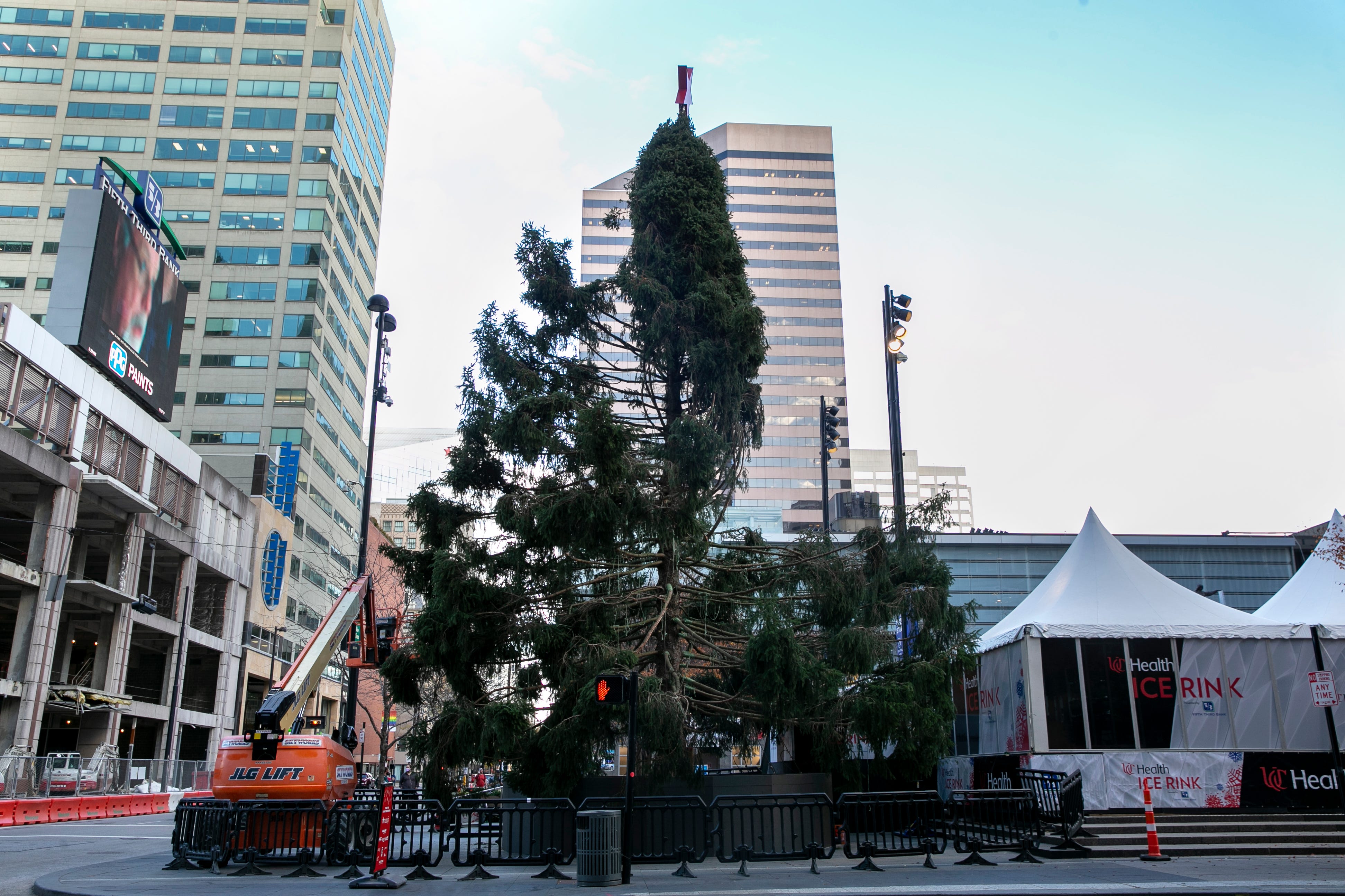 Cincinnati Christmas Tree In Fountain Square Comes With Jokes In 2020
